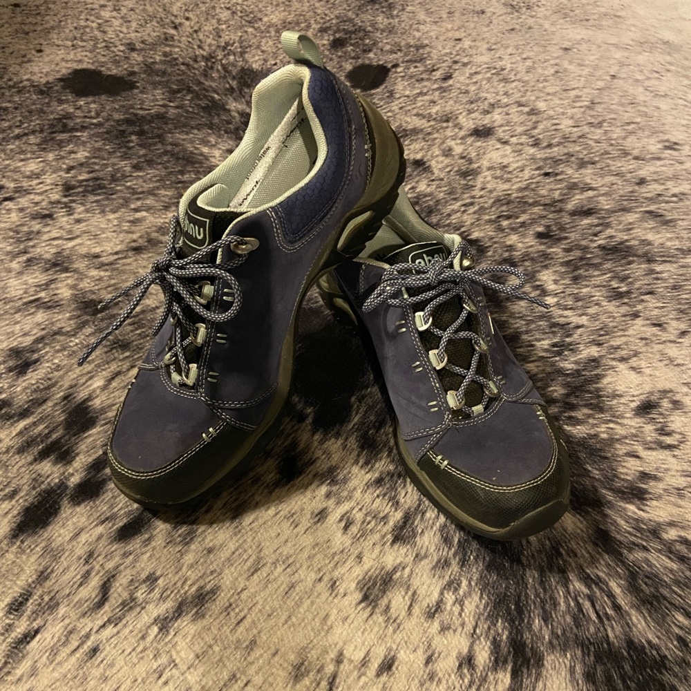 Ahnu 9.5 navy suede hiking shoes